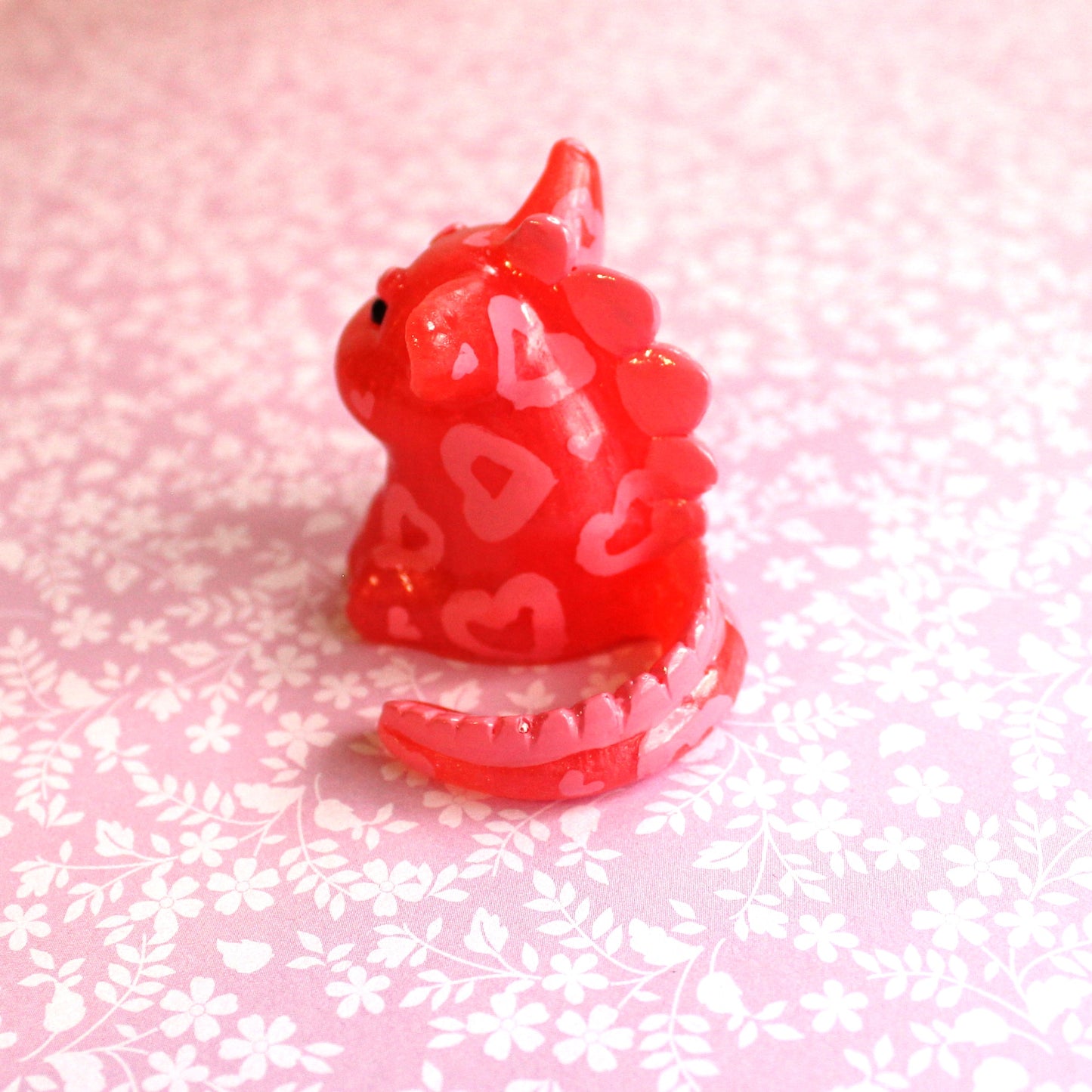 "Leopard Hearts" Dinocat Figure. THERMAL COLOR CHANGE from Red to White. Handmade Resin Art Toy Mini Fig / Adorable Cat Dinosaur / Desk Decoration Collectable / Chibi